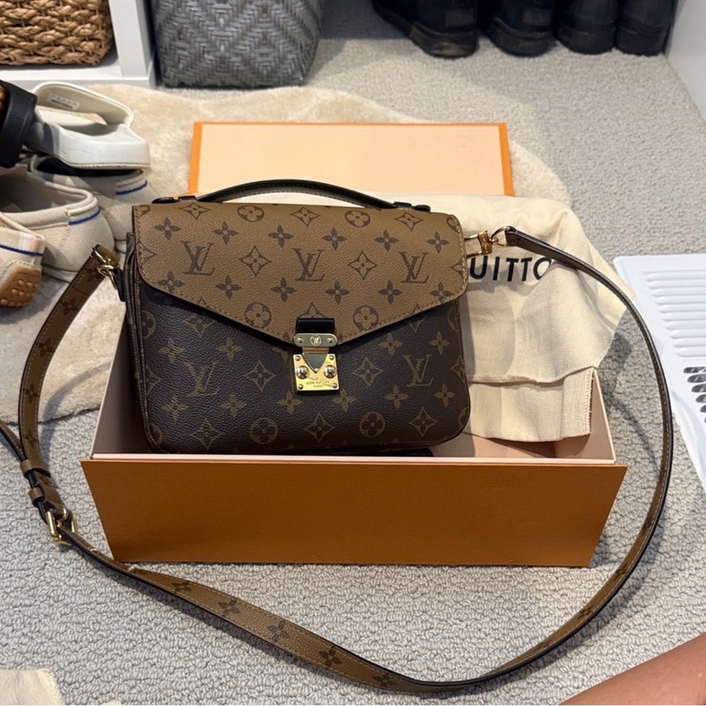 Authentic Louis Vuitton Pochette Métis in Monogram Reverse Canvas